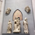 イエスを抱くガラスの瞳の聖母（中）と聖女レパラータ（左）と聖ザノビ（右）