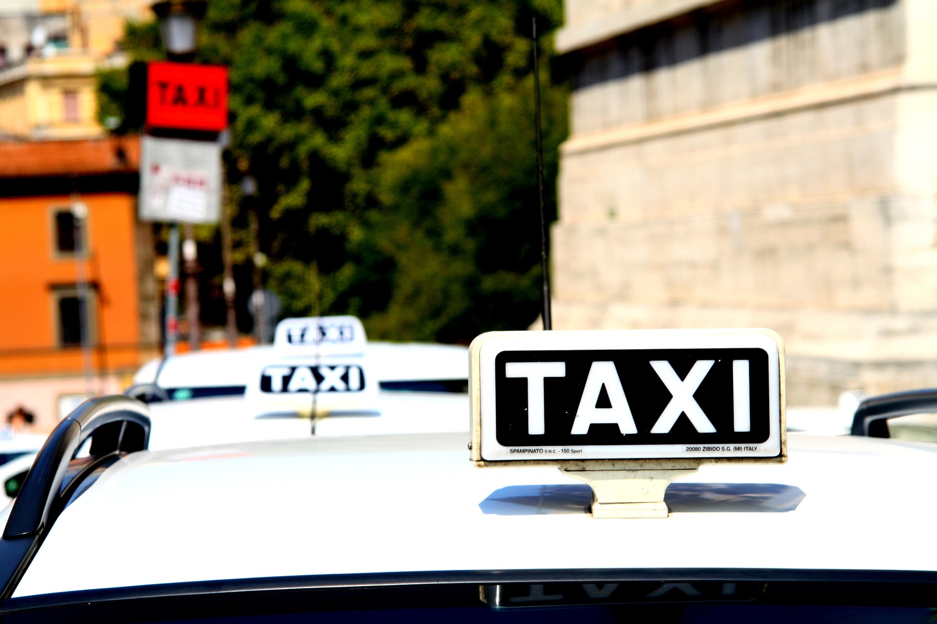taxi-1184799_1920