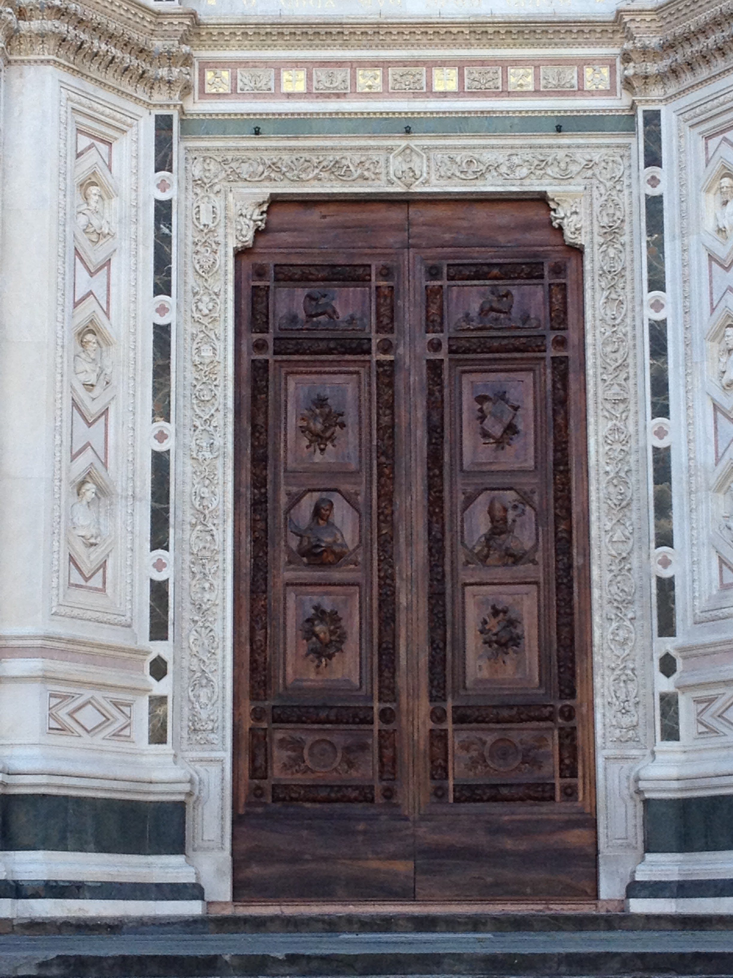 中央扉 真ん中の段は聖女レパラータ（左）と聖ザノビ（右）