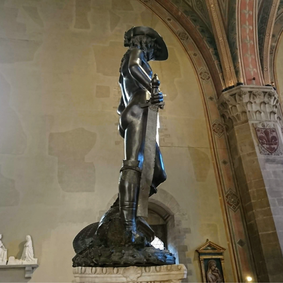 必見！ドナテッロの『ダヴィデ』ルネサンスの訪れを告げる、謎の美少年ブロンズ像。